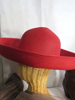 ROMANTIC RED HAT, HEPBURN VIBES 7,5 RESORT, FANCY LUNCH, BEACH, RED CARPET,